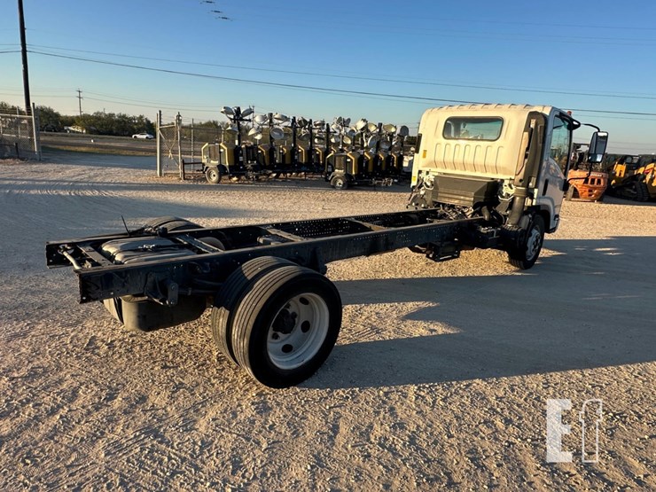 2021-isuzu-npr-hd-image-5