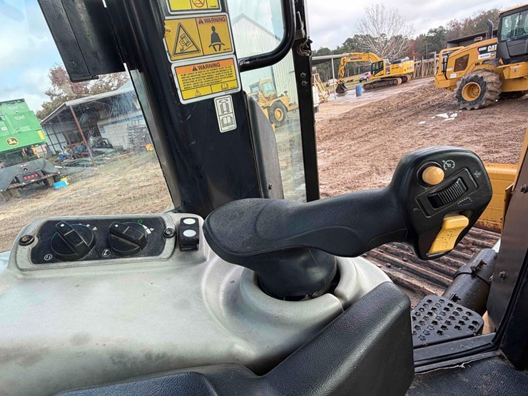 2017-caterpillar-d6n-lgp-image-26