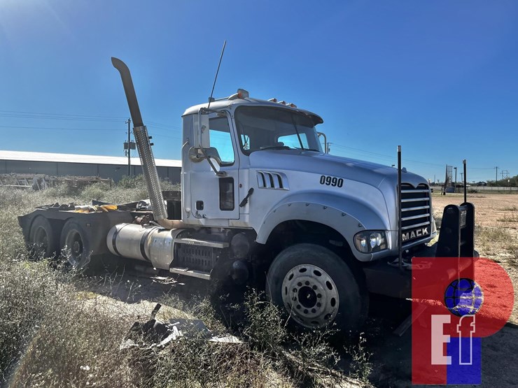 2012-mack-granite-gu713-image-1