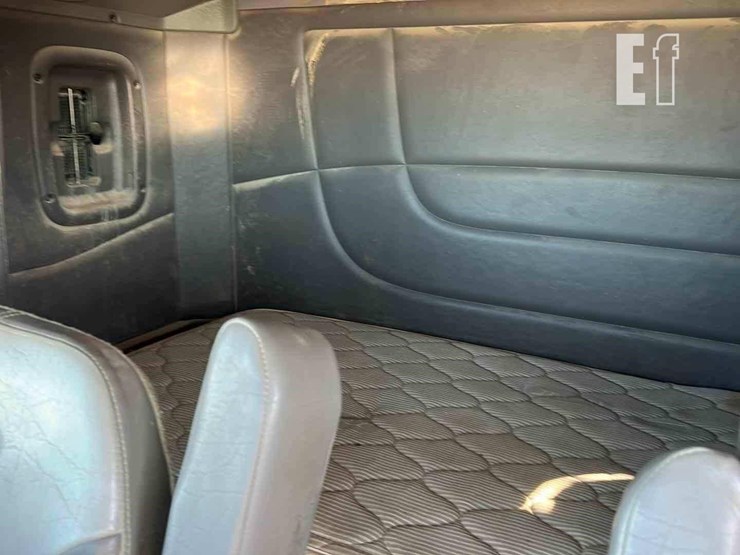 2012-peterbilt-367-image-10