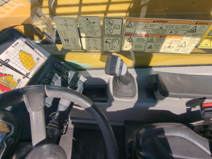 2019-caterpillar-tl1055d-image-11