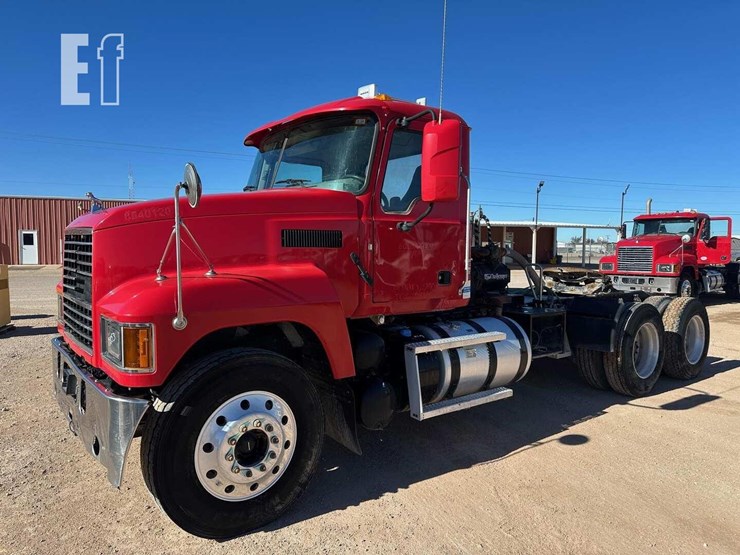 2020-mack-pinnacle-64t-image-1