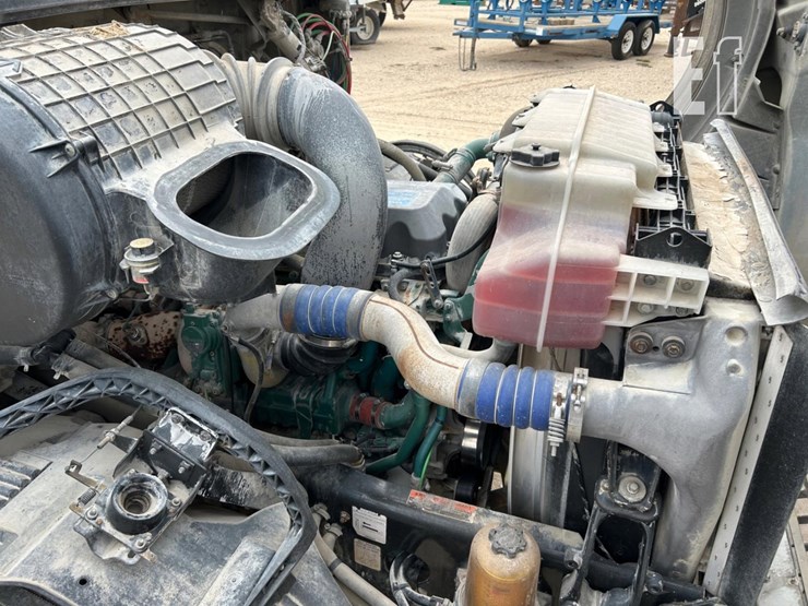 2014-volvo-vnl64t300-image-14