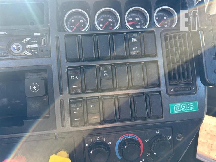 2020-mack-granite-64ft-image-6