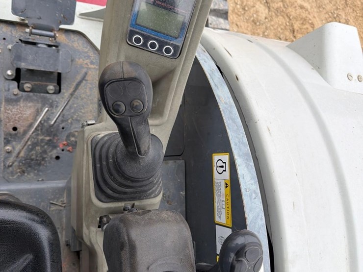 takeuchi-tb240-image-16