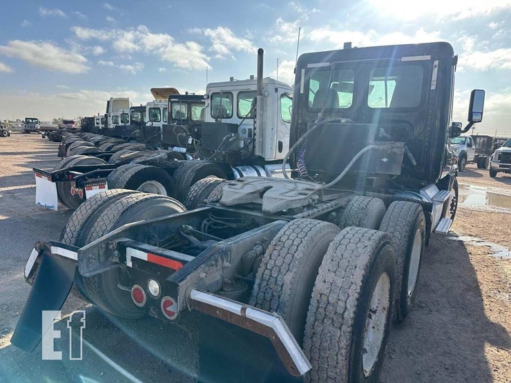 2013-freightliner-cascadia-125-image-2