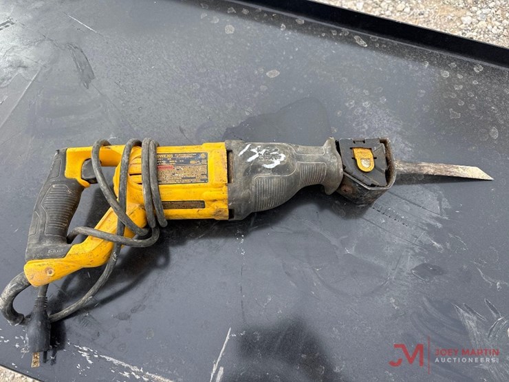dewalt-electric-reciprocating-saw-image-1