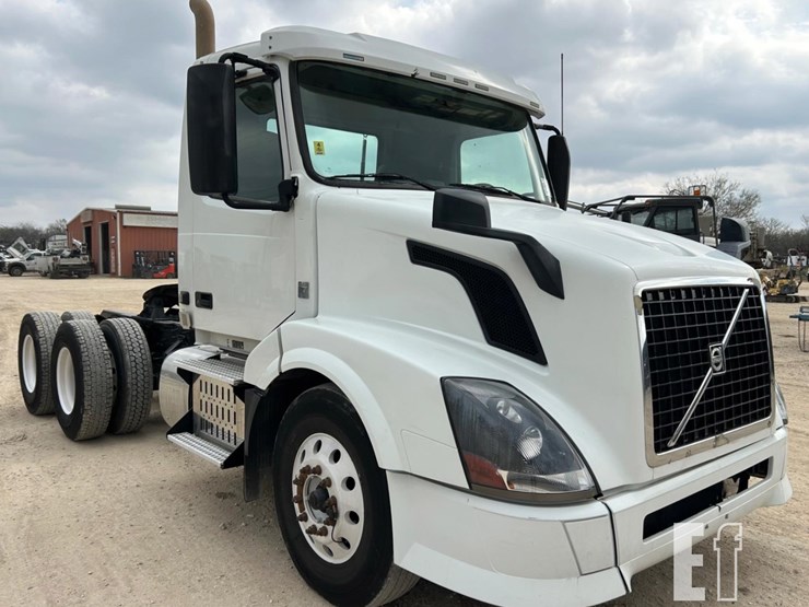 2014-volvo-vnl64t300-image-3