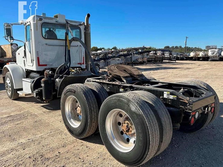2016-peterbilt-365-image-12
