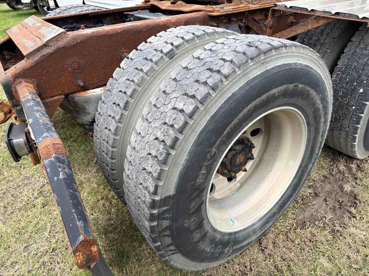 2014-peterbilt-386-image-13