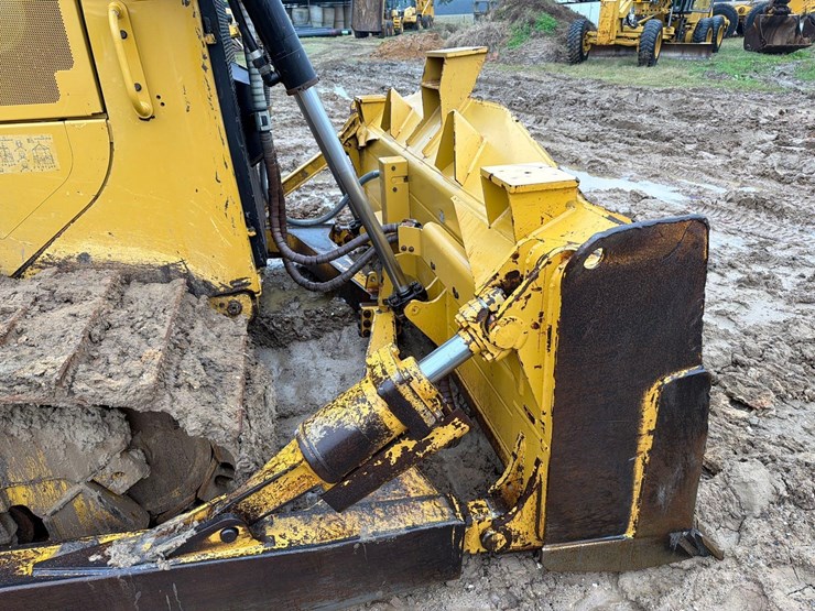 2017-caterpillar-d6t-xw-image-5