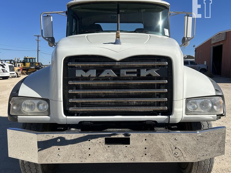2020-mack-granite-64ft-image-2