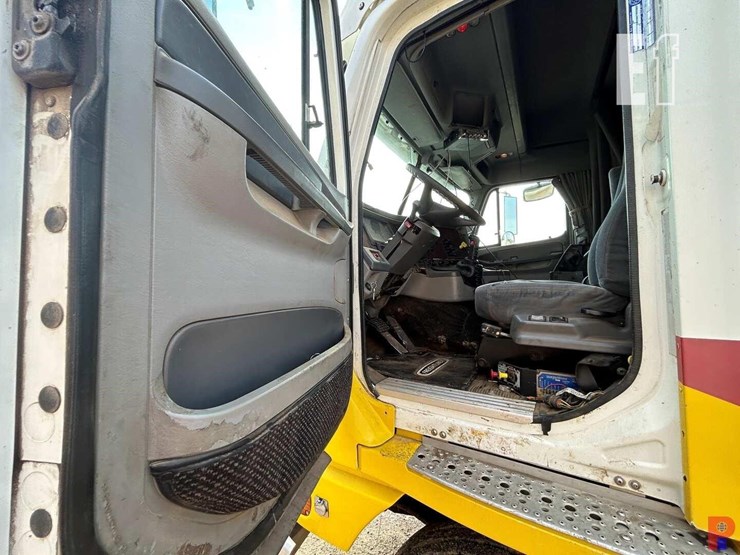 2002-freightliner-argosy-image-41