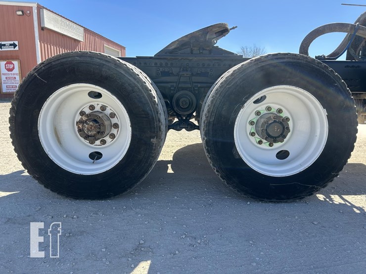 2020-mack-granite-64ft-image-12