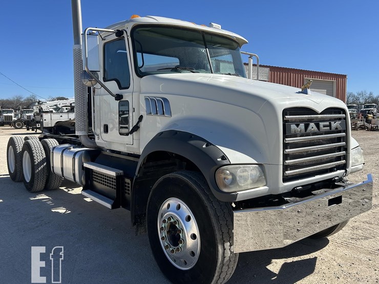 2020-mack-granite-64ft-image-3