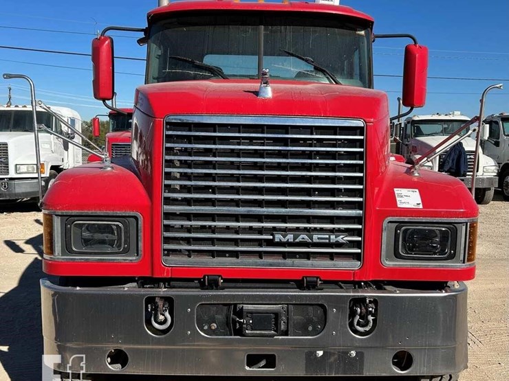 2020-mack-pinnacle-64t-image-4