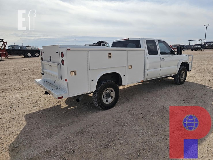 2004-chevrolet-silverado-2500hd-image-13