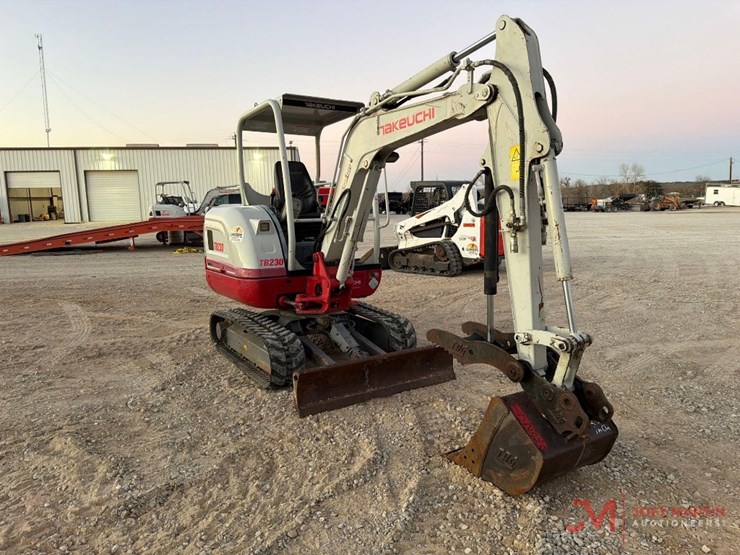 2020-takeuchi-tb230-image-3