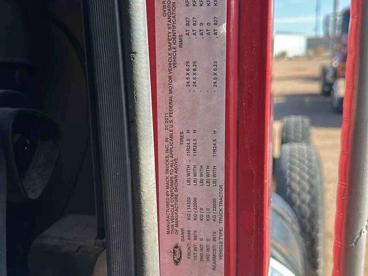 2012-mack-pinnacle-chu613-image-11