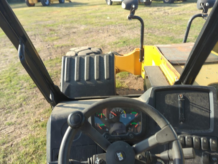 2019-caterpillar-tl1055d-image-12