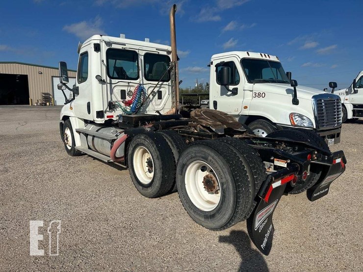 2014-freightliner-cascadia-125-image-3