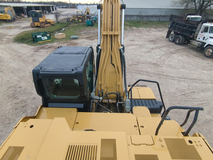 2019-caterpillar-330gc-image-17