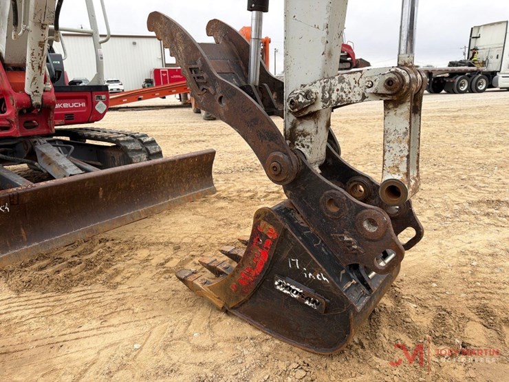 takeuchi-tb240-image-12