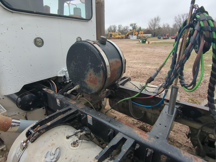 2010-peterbilt-truck-tractor-vn:110298-image-6