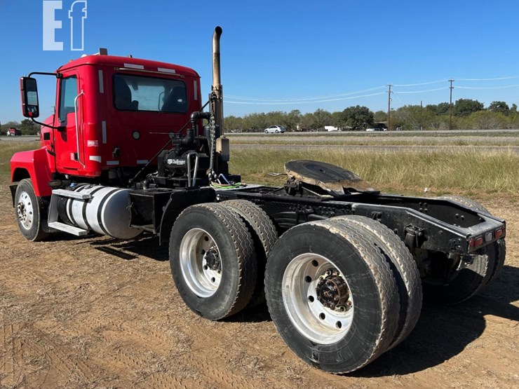 2020-mack-pinnacle-64t-image-6