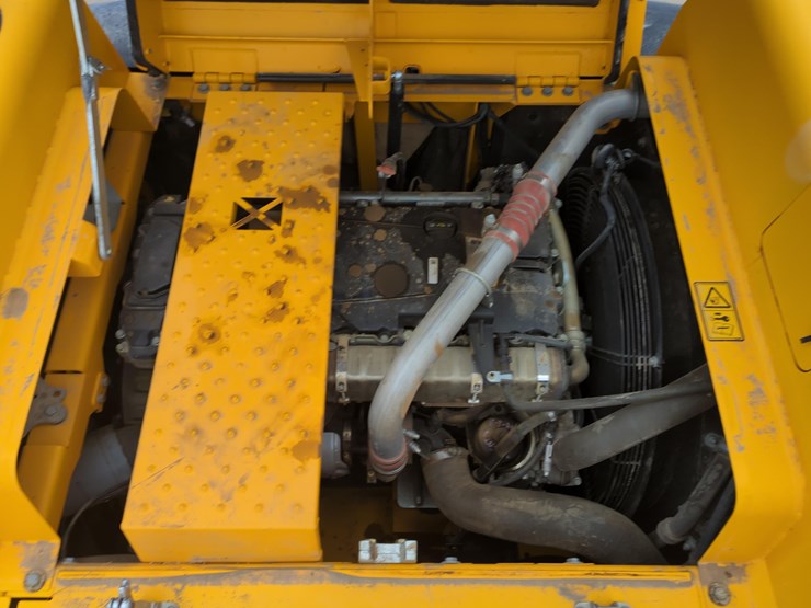 2019-jcb-js300-lc-image-15