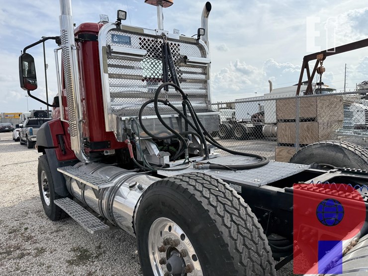 2012-caterpillar-ct660s-image-7