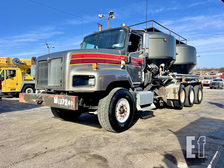 2004-international-paystar-5600-image-1