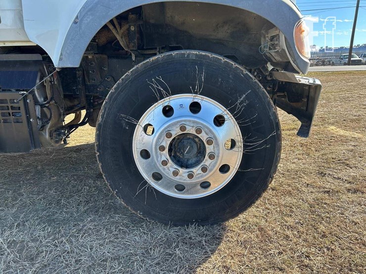 2020-mack-granite-64ft-image-11