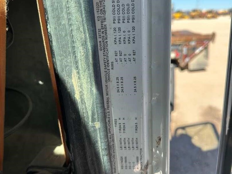 2020-mack-granite-64ft-image-8