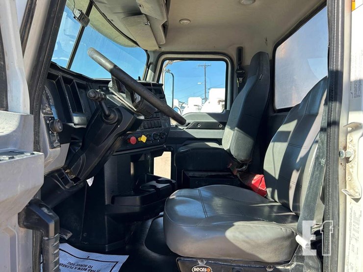 2020-mack-granite-64ft-image-4