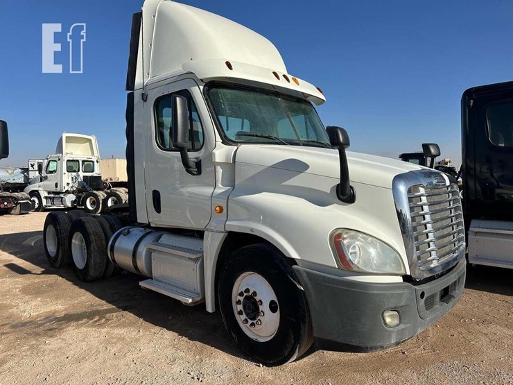 2013-freightliner-cascadia-125-image-2