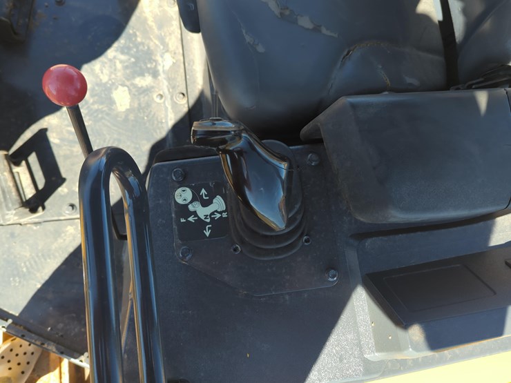 2020-deere-650k-lgp-image-17