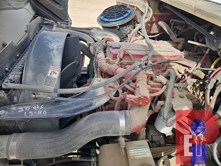 2011-freightliner-m2-106-image-5