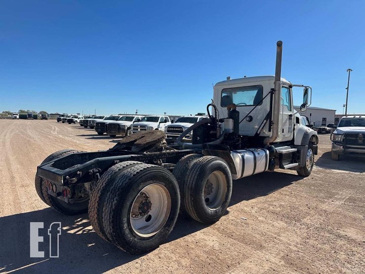 2020-mack-granite-64ft-image-2