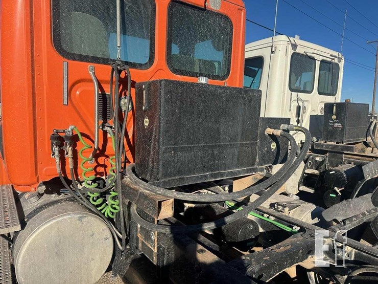 2014-freightliner-cascadia-125-image-6