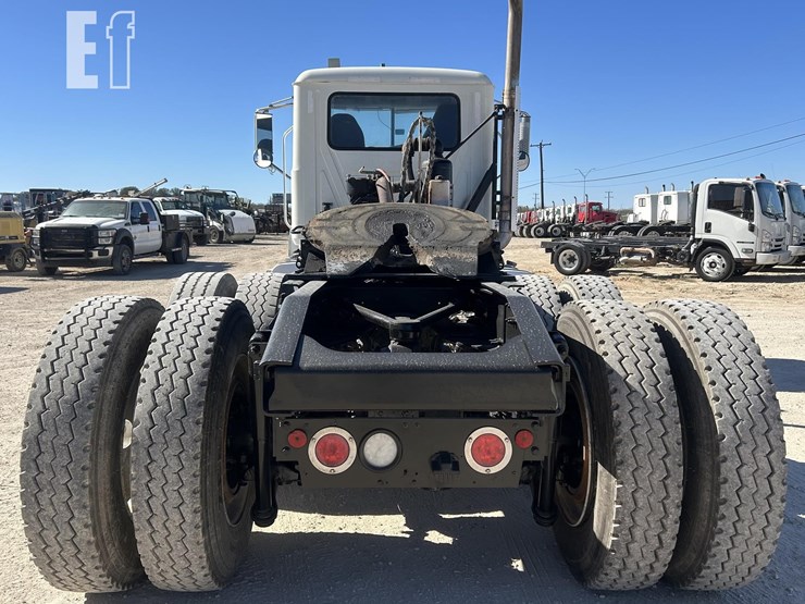 2020-mack-granite-64ft-image-5