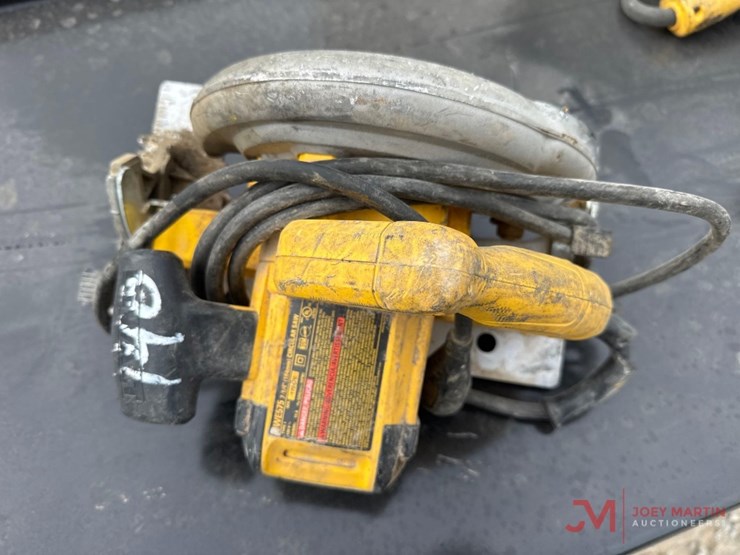 dewalt-electric-circular-saw-image-1
