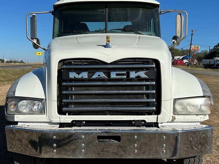 2020-mack-granite-64ft-image-3