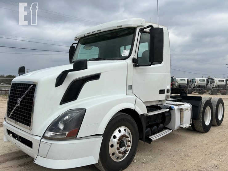 2014-volvo-vnl64t300-image-1