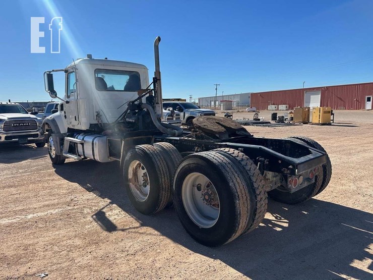 2020-mack-granite-64ft-image-3