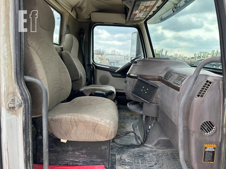 2014-volvo-vnl64t300-image-12