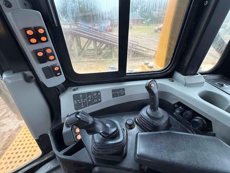 2017-caterpillar-d6t-xw-image-20