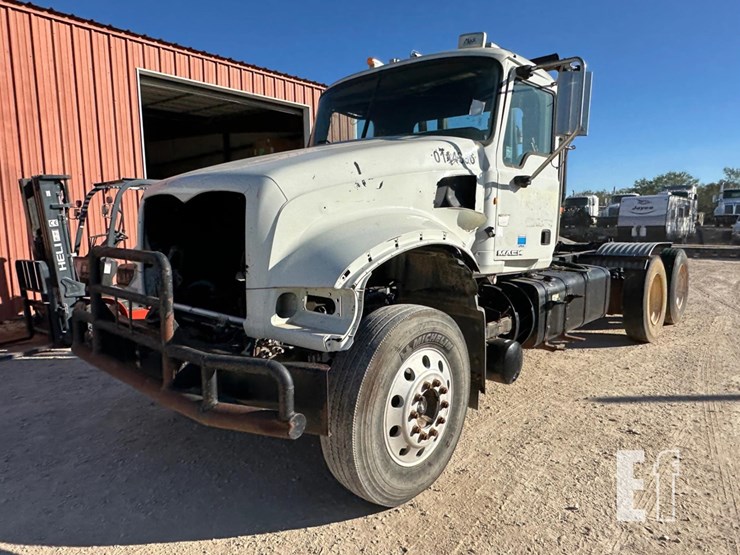 2012-mack-granite-gu713-image-1