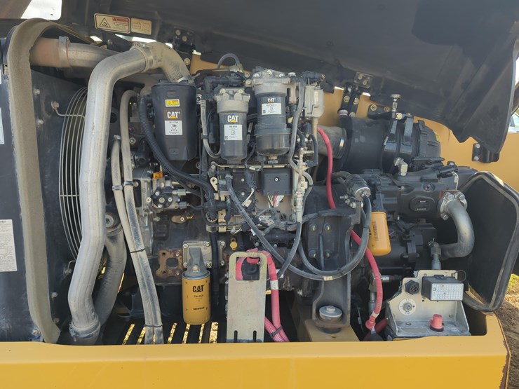 2019-caterpillar-tl1055d-image-8