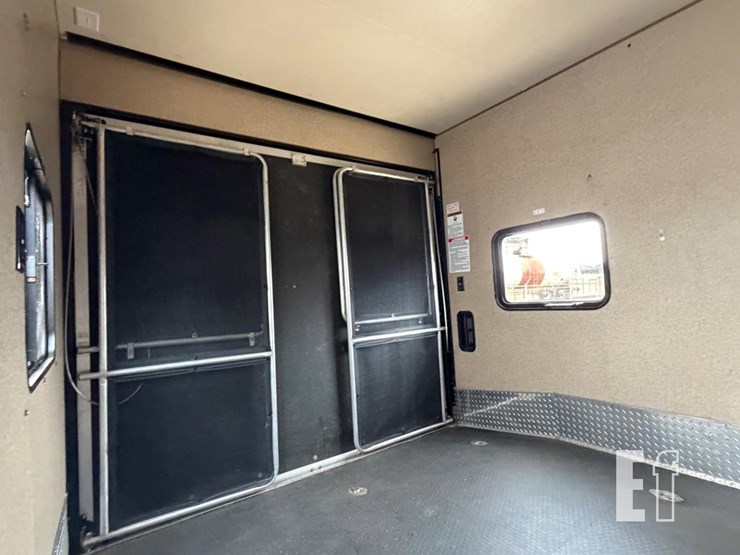 2015-2015-vengeance-bumper-pull-camper-20891-image-8